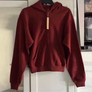 Skims Cotton Fleece Classic Zip Up Hoodie in Merlot Size XS